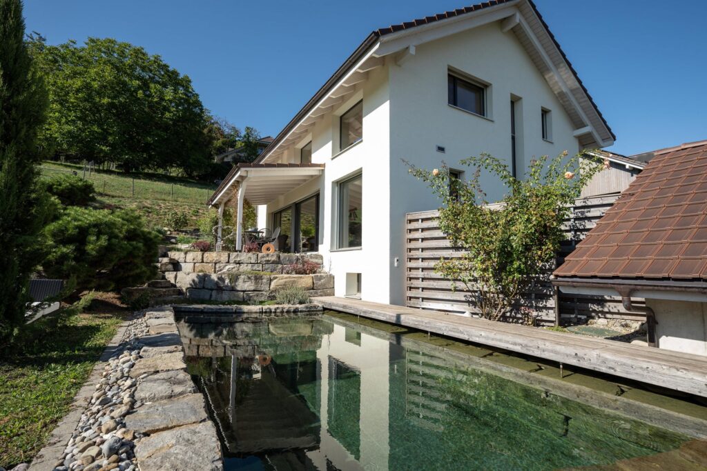 Modernes Einfamilienhaus mit Schwimmteich in ruhiger Umgebung | IMMOSEEKER.CH