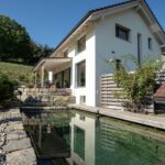 Modernes Einfamilienhaus mit Schwimmteich in ruhiger Umgebung | IMMOSEEKER.CH