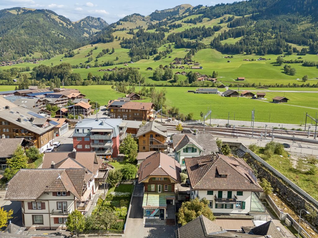 Einfamilienhaus mit Gewerberäumlichkeit in Zweisimmen BE | IMMOSEEKER.CH