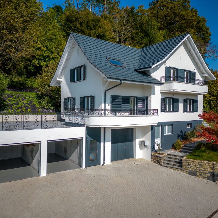 Renoviertes Zweifamilienhaus mit schöner Weitsicht über das Seeland | IMMOSEEKER.CH